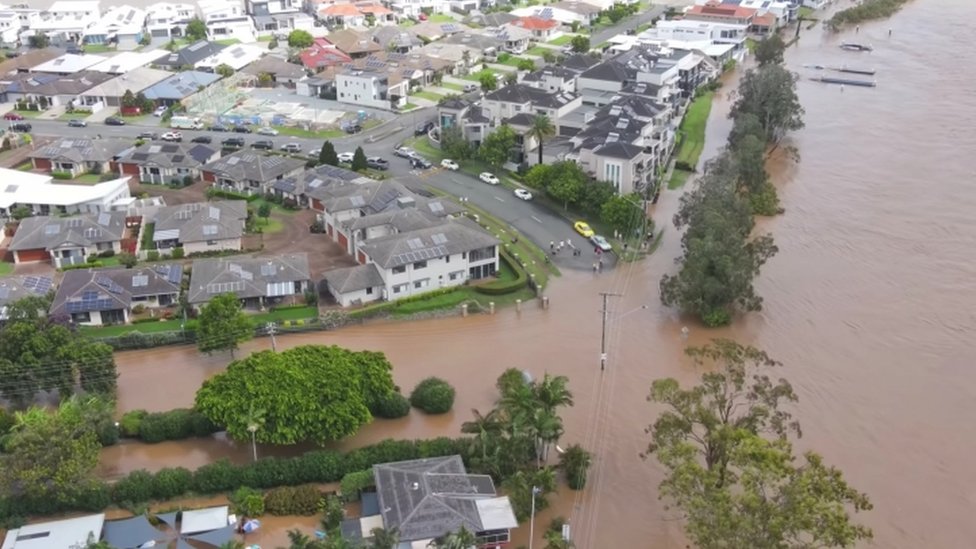 Reuters تضررت المدن الواقعة على ساحل نيو ساوث ويلز مثل بورت ماكواري بشدة