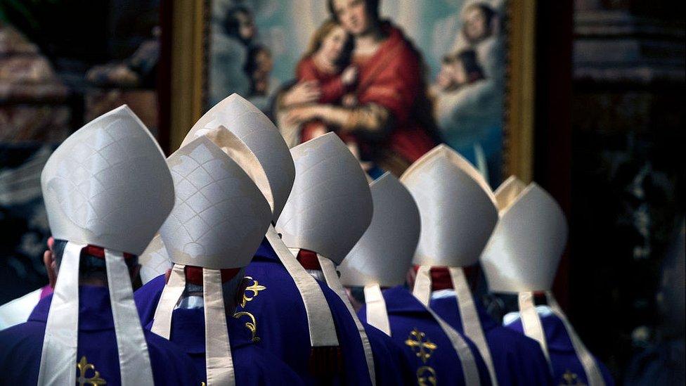 الفاتيكان يخفض رواتب الكرادلة والكهنة بسبب وباء كورونا