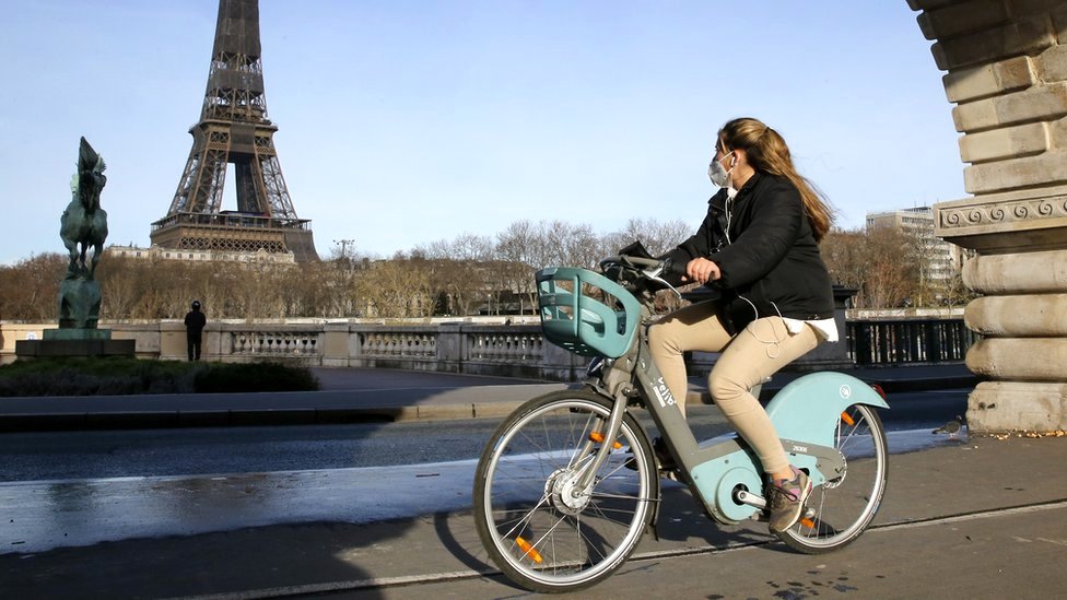 امرأة تقود دراجة في باريس