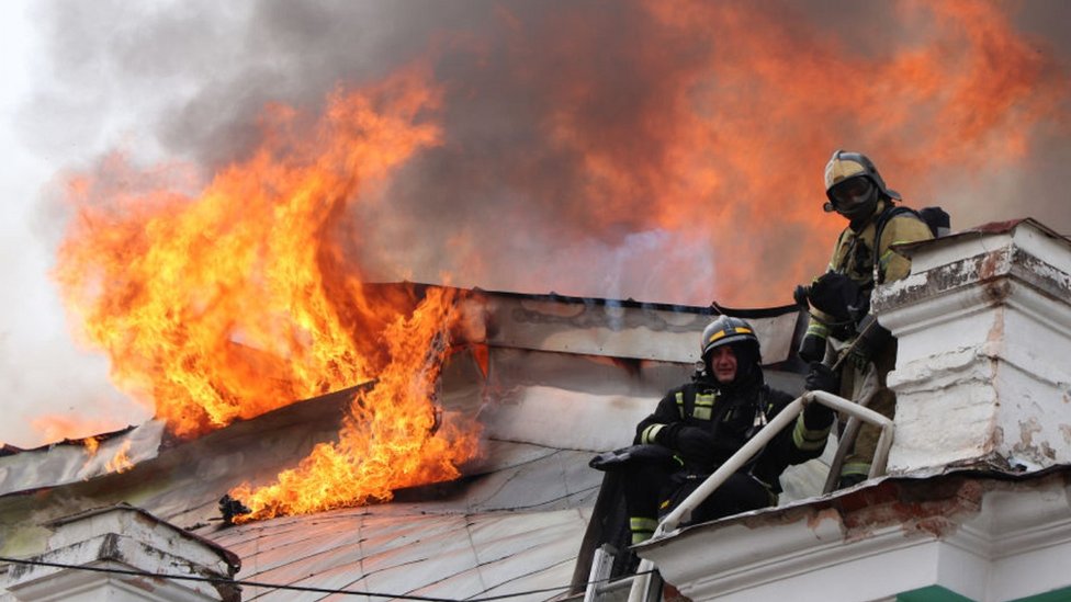 هرعت العديد من سيارات الإطفاء للتصدي للحريق الذي اندلع في سطح المستشفى الخشبي