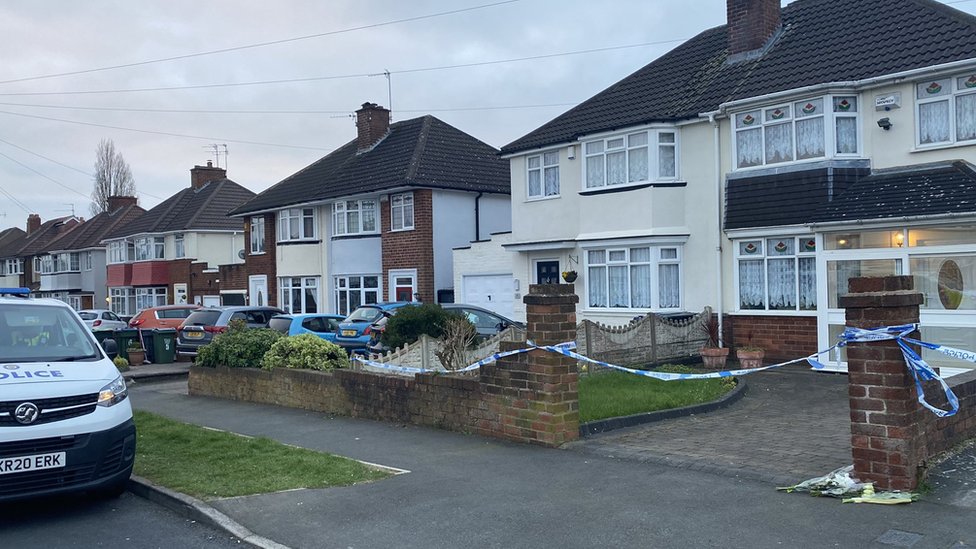 BBC وضعت باقات من الزهور للتعزية في الحديقة الأمامية لمنزل الضحية.