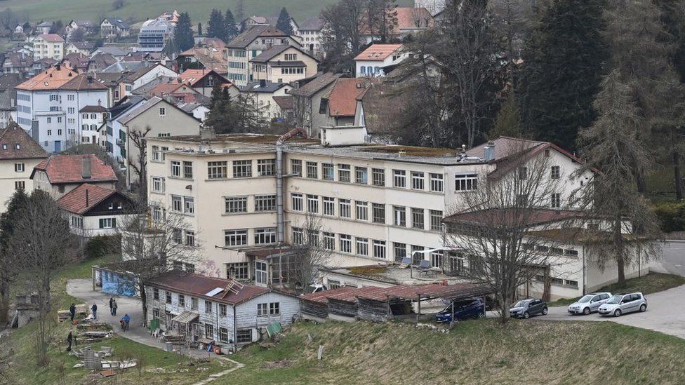 EPA عُثر على الطفلة برفقة أمها في مصنع مهجور بمنطقة سانت-كوروا في سويسرا