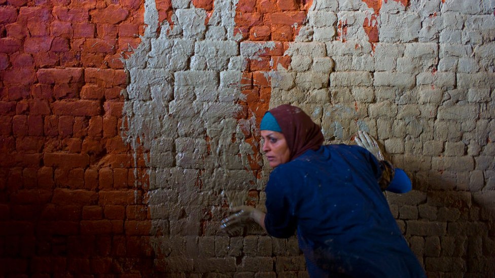 Getty Images سيدة تعمل في مصنع للطوب في مدينة الإسكندرية في مصر (صورة أرشيفية)