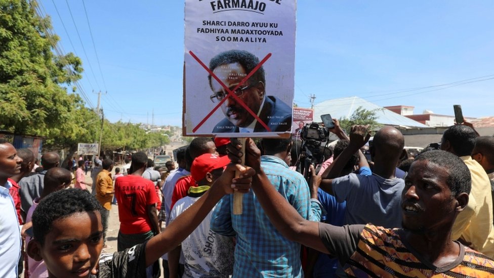 Reuters متظاهرون صوماليون يحتجون ضد تمديد فترة الرئاسة لمحمد عبداللاهي
