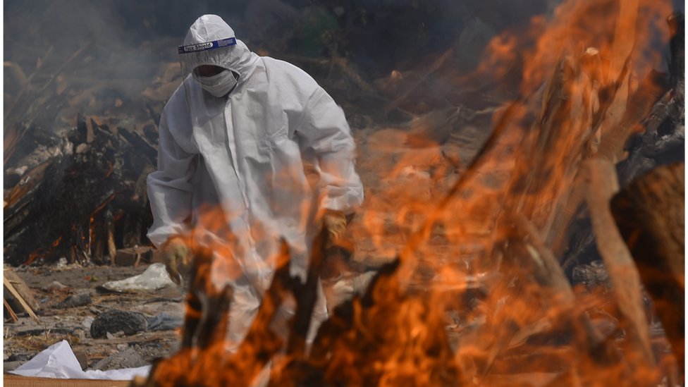 دلهي تسعى لإيجاد المزيد من مواقع حرق الجثث مع ارتفاع الوفيات