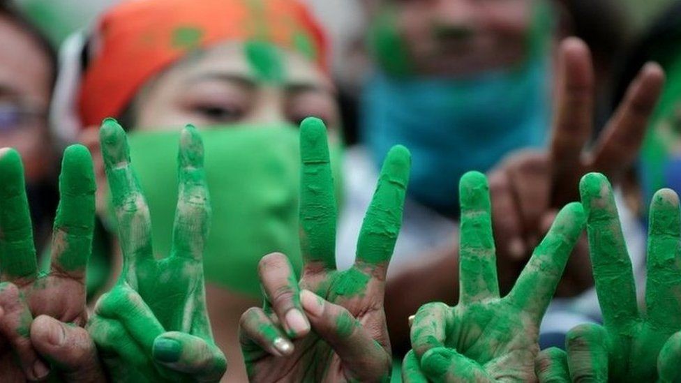 EPA أنصار ماماتا يحتفلون في ولاية البنغال الغربية