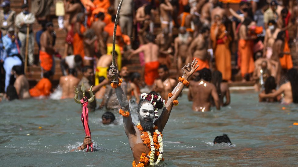 يعتقد الهندوس أن الغطس في نهر الغانج سيطهرهم من الخطايا