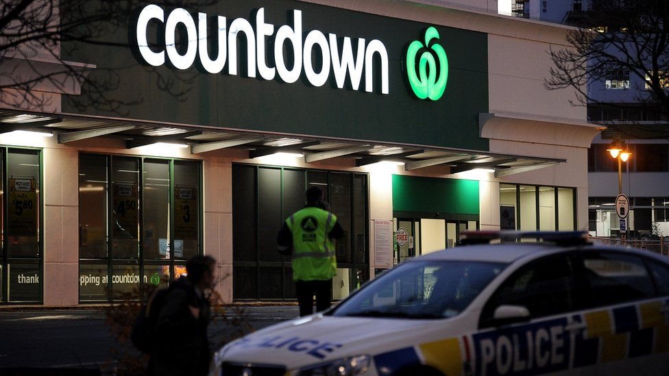 Getty Images سيارة شرطة أمام متجر كاونتداون في مدينة ديندن جنوبي نيوزيلندا حيث وقع حادث الطعن