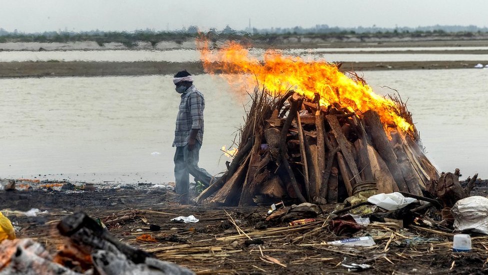 إحراق جثث ضحايا فيروس كورونا على ضفاف نهر الغانج في ولاية أوتار براديش الشمالية