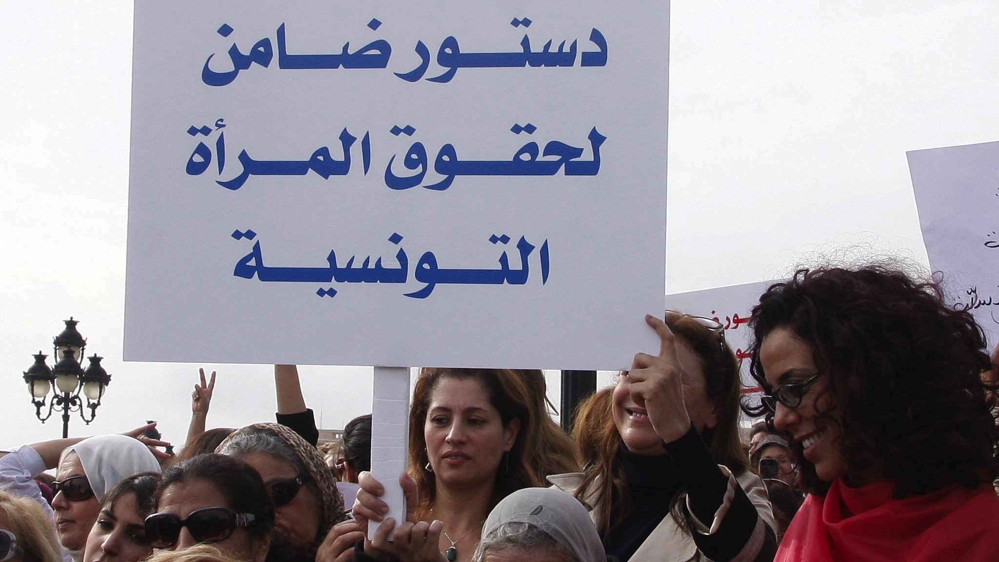 اعتداء مستثمر إيطالي على عاملات تونسيات يثير غضباً واسعاً في البلاد