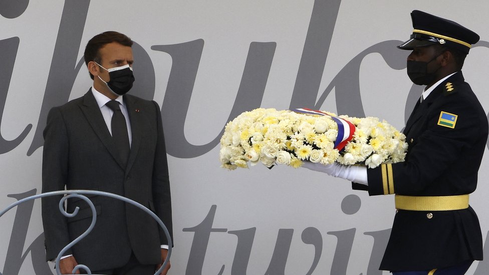 AFP الرئيس ماكرون وضع إكليلا من الزهور في كيغالي