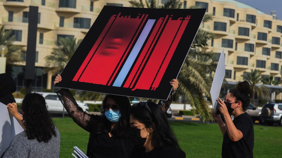 العنف ضد المرأة: ما حقيقة اللافتات التي شغلت اهتمام مغردين في الكويت؟