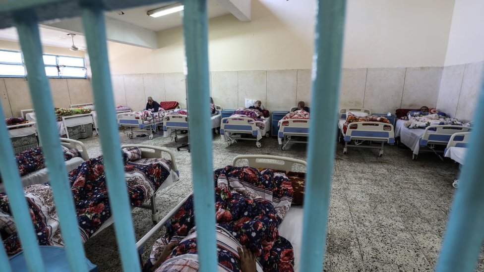 سجناء يتلقون العلاج الطبي في عيادة سجن برج العرب بمصر