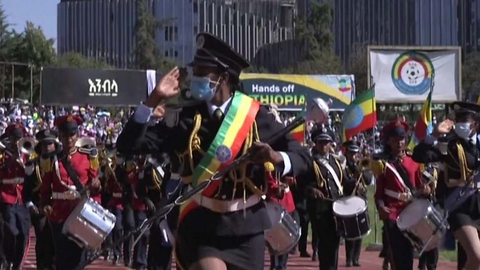 BBC وزارة الشباب الإثيوبية نظمت المسيرة التي ضمت 10 آلاف شخص للتنديد بسياسات بايدن ضد أبي أحمد