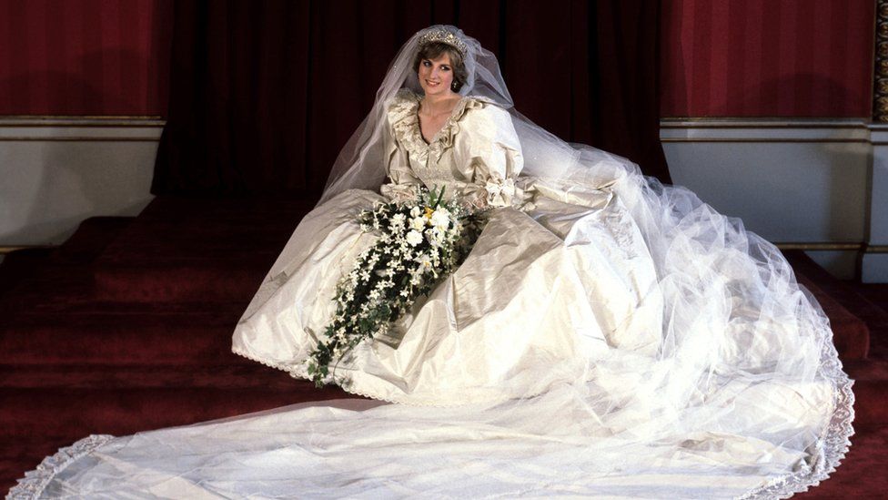 الأميرة ديانا بفستان الزفاف