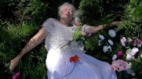 في عامها السادس بعد المائة .. راقصة تحذف كلمة 