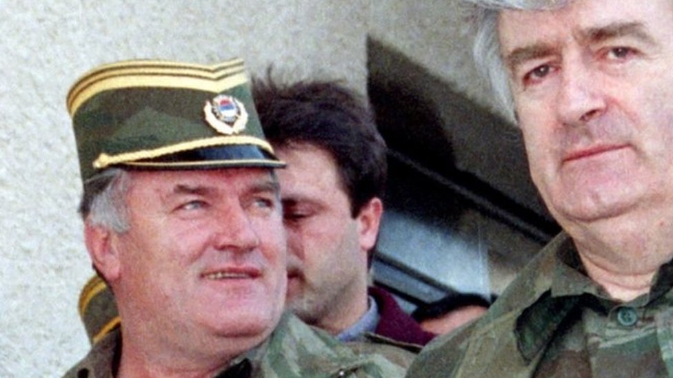Reuters كان ملاديتش (إلى اليسار) جنرالا تحت قيادة زعيم صرب البوسنة رادوفان كارادزيتش. التقطت هذه الصورة عام 1995