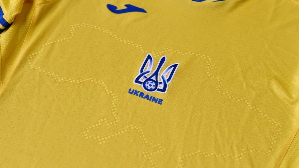 قميص منتخب أوكرانيا لكرة القدم مطرّز برسم لحدودها شاملة منطقة القرم التي ضمتها روسيا