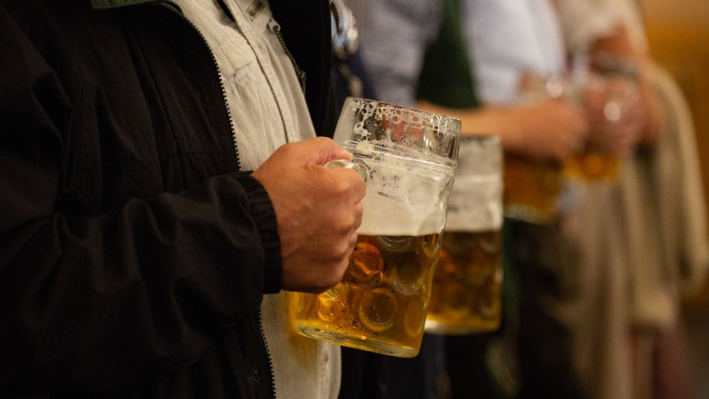 ألمانيا تستعيد فائض بيرة جنودها من أفغانستان