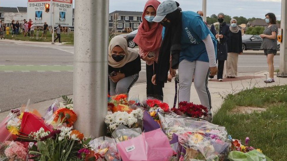 Reuters أُقيم نصب مؤقت للضحايا في موقع الحادث