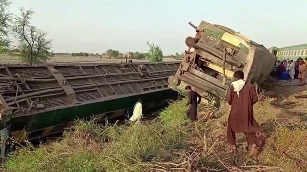30 قتيلا فى تصادم قطارين في إقليم السند الباكستاني