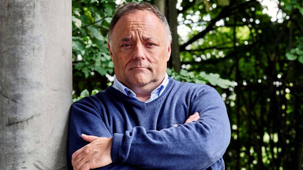 ما حكاية عالم الفيروسات الذي يترصده قناص يميني متطرف؟