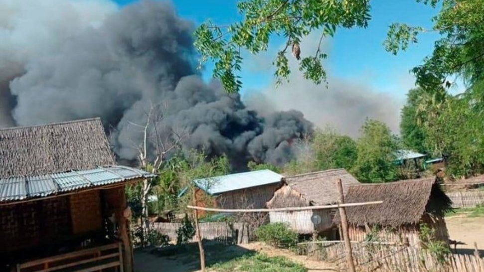 تظهر الصور المنشورة على مواقع التواصل الاجتماعي حريق قرية كين ما