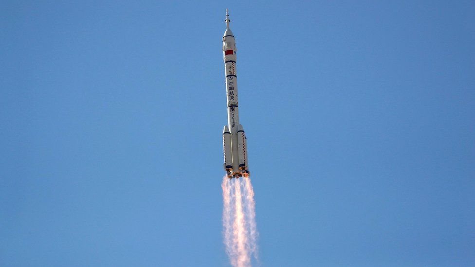Getty Images انطلاق صاروخ لونغ مارش 2 إف يحمل مركبة شنتشو-12 بنجاح
