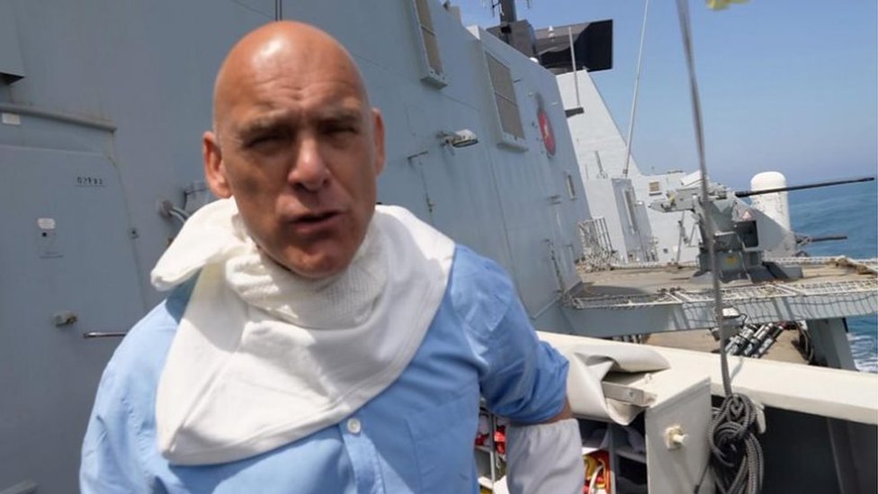 BBC مراسل بي بي سي على متن المدمرة البريطانية إتش إم إس ديفندر يقول إنه سمع صوت طلقات لكنه يعتقد أنها خارج النطاق