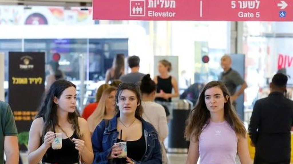 Getty Images ألغت إسرائيل فرض ارتداء أقنعة الوجه منذ 10 أيام