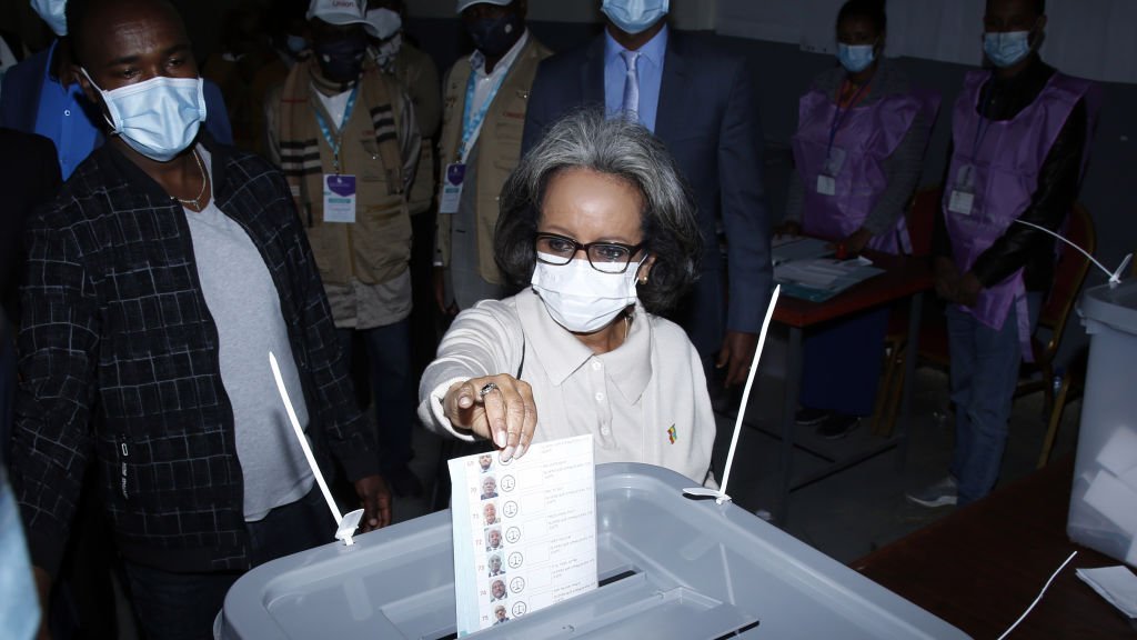 Getty Images رئيسة إثيوبيا، سهلورك وورك زودي ، تدلي بصوتها في مركز اقتراع خلال الانتخابات البرلمانية الإثيوبية في أديس أبابا، إثيوبيا 21 يونيو/حزيران 2021