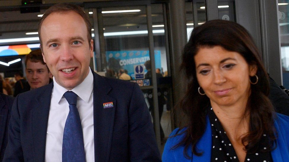 EPA تصوير هانكوك أثناء تقبيل زميلته جينا أثار تساؤلات حول أسباب وضع كاميرات في مكاتب الوزارات ومن يمكنه الوصول إليها