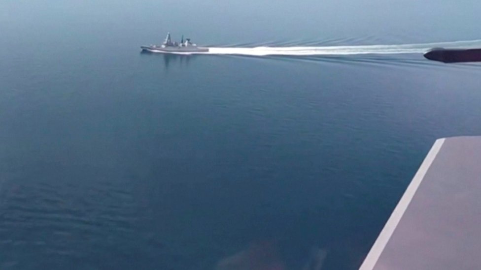 Reuters لقطة صورتها روسيا للسفينة الحربية البريطانية إتش إم إس ديفيندر بالقرب من ساحل شبه جزيرة القرم