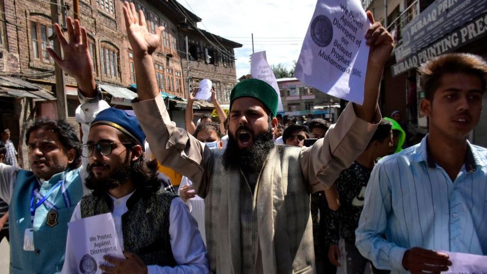 GETTY IMAGES عادة ما تثير مزاعم التجديف احتجاجات عنيفة في أوساط الجماعات الدينية المتشددة