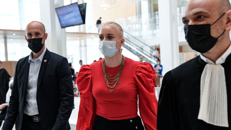 تعيش ميلا تحت حماية الشرطة بسبب رسائل تهديد تلقتها