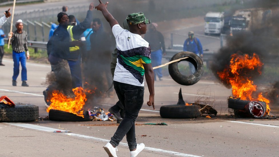 سجن جاكوب زوما: جنوب أفريقيا تنشر قوات الجيش عقب اضطرابات واسعة