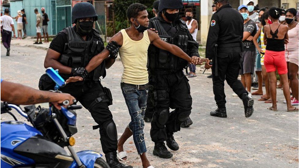 Getty Images احتجاج 11 يوليو/ تموز هو الأكبر في كوبا منذ عقود حيث ألقي القبض على المئات وقتل متظاهر واحد على الأقل