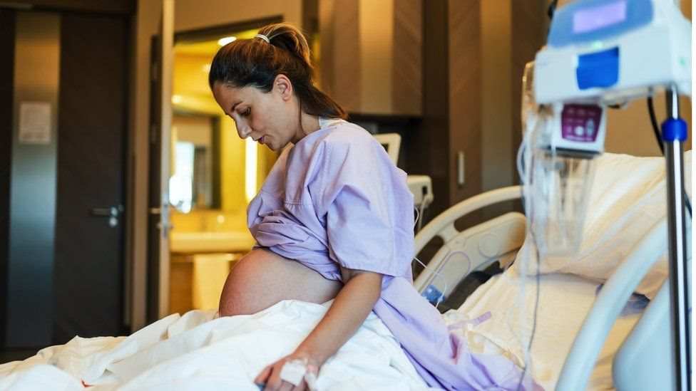  Getty Images في حين أن الإصابة الشديدة بكوفيد-19 هي أمر غير شائع، إلا أن حدوثها هو أكثر احتمالا مع المراحل المتأخرة من الحمل