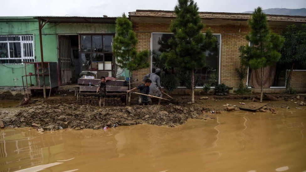 AFP دفنت الفيضانات بعض الأشخاص تحت الطين