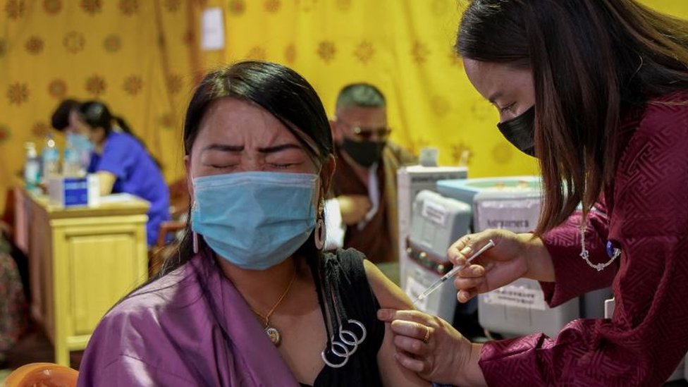 امرأة تحصل على لقاح كورونا في بوتان