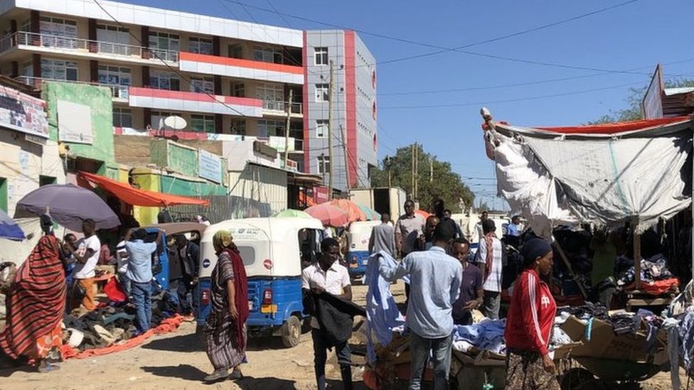 Getty Images نزل مئات الأشخاص إلى شوارع بلدة جيغجيغا، عاصمة إقليم الصومال، احتجاجا على مقتل مئات المدنيين بواسطة عناصر مليشيات من منطقة عفار (صورة أرشيفية)