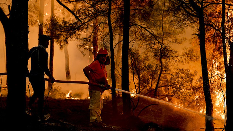 Getty Images يحاول رجال الإطفاء إحتواء حرائق الغابات منذ أيام في جنوب تركيا