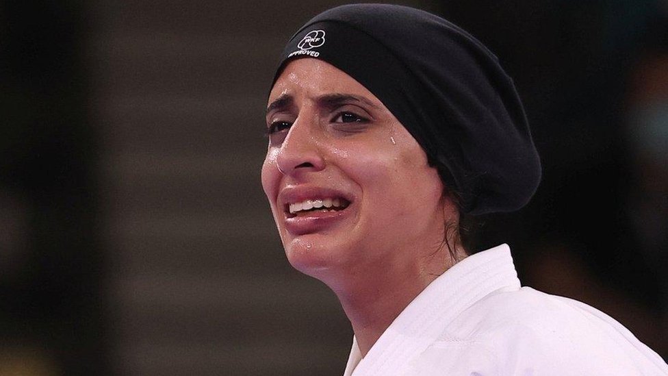 BBC المصرية فريال عبدالعزيز تبكي فرحا بعد فوزها بأول ميدالية ذهبية في الكاراتية في تاريخ الأولمبياد