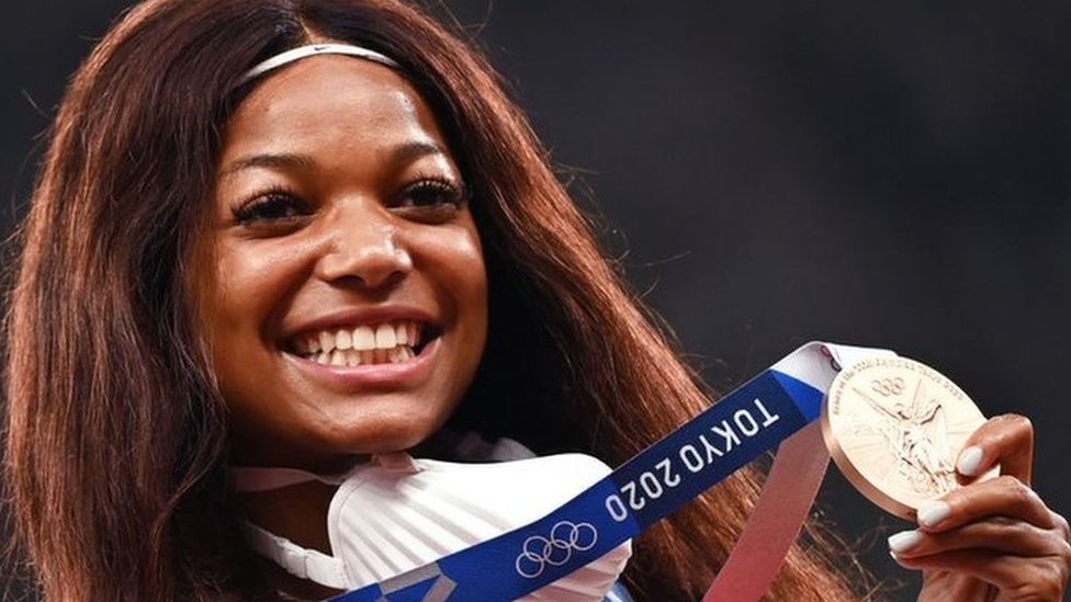 العداءة الأمريكية وعالمة الأحياء العصبية غابي توماس تحتفل بفوزها بالميدالية البرونزية في أولمبياد طوكيو