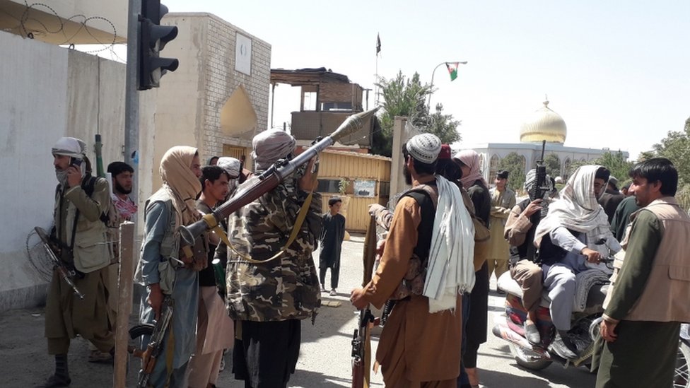 الرئيس الأفغاني يتعهد بتعبئة الجيش لصد طالبان مع استمرار زحف الحركة نحو كابول