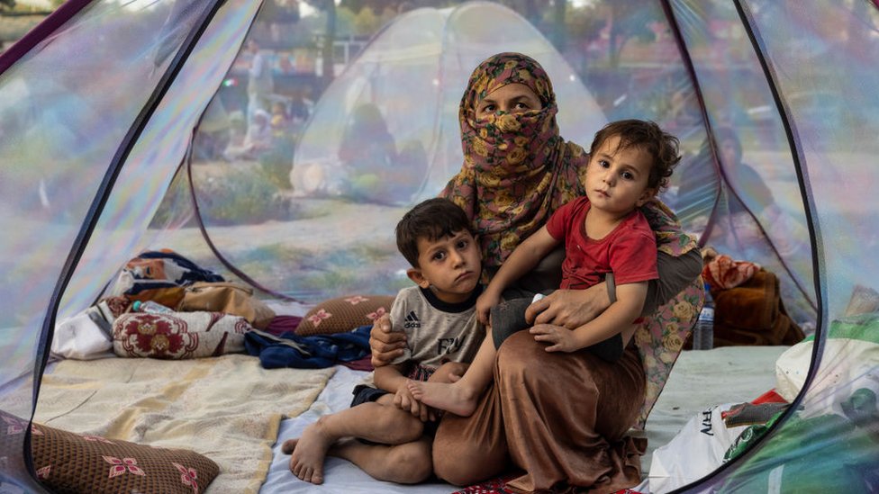 Getty Images فر آلاف الأشخاص إلى كابول هربا من قتال الشوارع وهم يعيشون حاليا في مخيمات مؤقتة