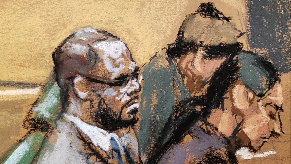 Reuters رسم تقريبي للمغني أر كيلي (الثاني على اليمين) مع بدء محاكمته في منطقة بروكلين
