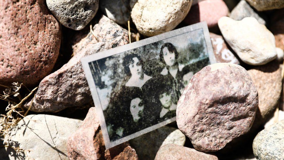 Getty Images يوجد في بولندا العديد من النصب التذكارية لليهود الذين قتلتهم ألمانيا النازية خلال الحرب