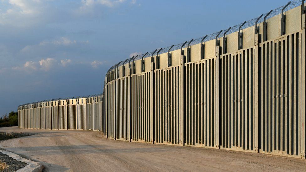 Reuters جزء من السياج الذي تم بناؤه في منطقة إيفروس على الحدود اليونانية مع تركيا