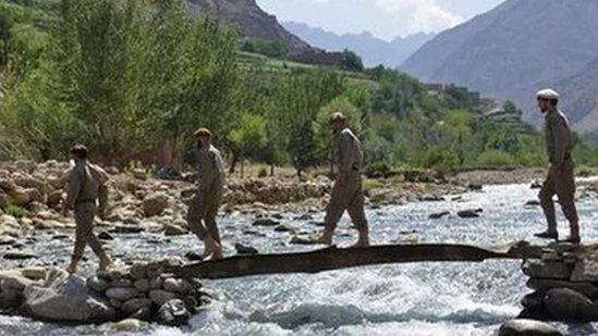 AFP مشاركة قوات الأمن الأفغانية في تدريبات عسكرية في إقليم بانشير بعد سيطرة طالبان على كابل. 21 أغسطس/آب 2021